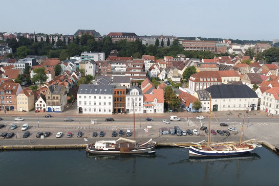 Luftaunahme des Flensburger Hafens mit Blick auf Hotel Hafen