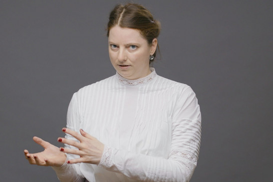 Standbild einer Frau mit weißer Bluse