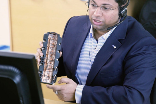 Ein Danfoss Mitarbeiter telefoniert mit einem Headset