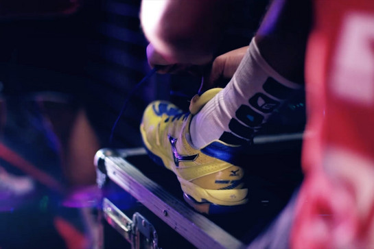 bb_einlauftrailer201314sg_teaser_03.jpg Ein SG Spieler bindet sich die Schuhe auf einem Kasten