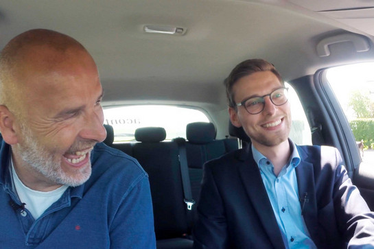 bb_stde_steuerberater_teaser_02_hauptteaser.jpg York sitzt mit einem Angestellten eines Steuerberaters in einem Auto