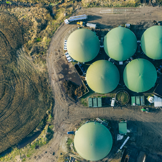 Alles im grünen Bereich Luftbild von drei grünen Silos