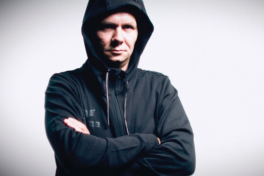 bb_eri_teaser_01.jpg Ein Mann trägt ein schwarzes Sweatshirt