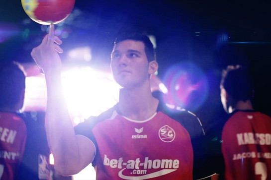 bb_einlauftrailer201314sg_teaser_02_hauptteaser.jpg Ein SG Spieler dreht einen Ball auf dem Finger