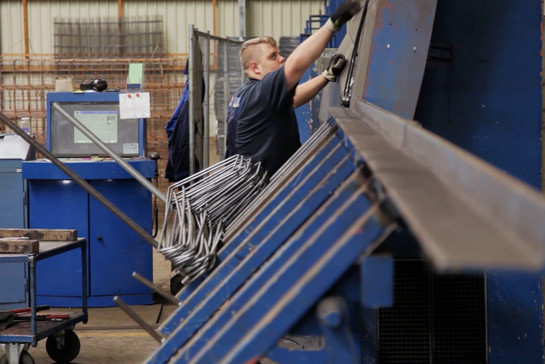 Ein Georg C Mitarbeiter bedient eine blaue Maschine