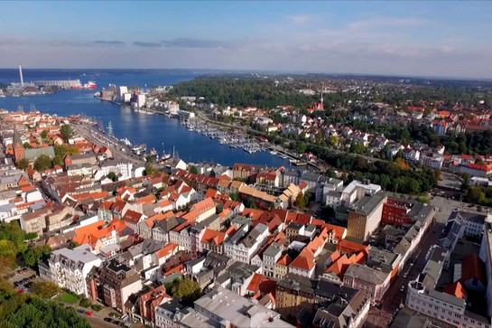 bb_nachbarschaftlichegruesse_teaser_02.jpg Luftbild des Flensburger Hafens bei guten Wetter