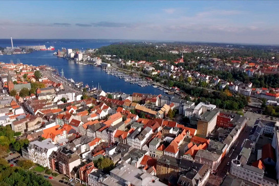 Luftbild des Flensburger Hafens bei guten Wetter