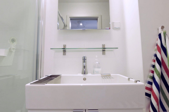 bb_smartlodge_teaser_04.jpg Blick auf ein weißes modernes Waschbecken