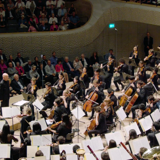 Ein Orchester mit einem Dirigenten