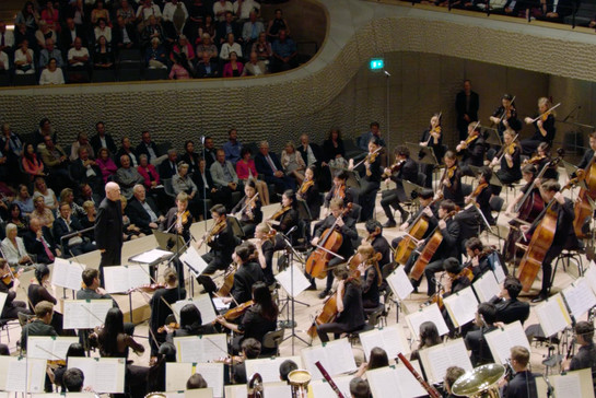 Ein Orchester mit einem Dirigenten