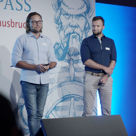 Zwei junge Männer halten einen Vortrag auf der IHK Kiel