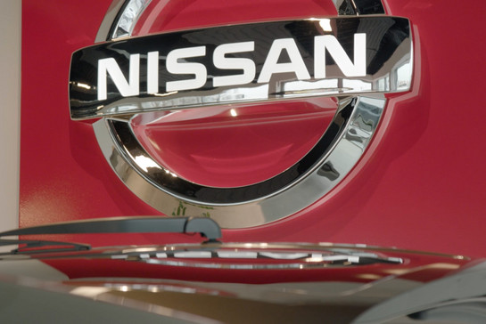 Ein großes silbernes Nissan Logo