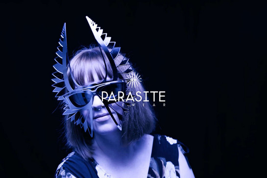 Frau mit besonderer Sonnenbrille vor schwarzem Hintergrund, Slogan: Parasite Eyewear