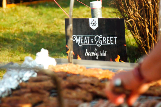 bb_barcamp_3_teaser_05.jpg Ein schwarzes meat and great schild mit bewegtbild