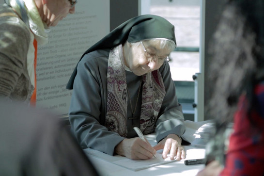 bb_liliane_teaser_04.jpg Liliane Juchli unterschreibt ein Stück Papier