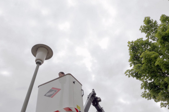 bb_bielefeld_teaser_03.jpg Ein Mann repariert eine Straßenlanterne