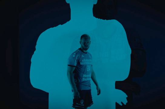 bb_eri_teaser_03_hauptteaser.jpg Ein SG Flensburg Handewitt Spieler im blauen Trikot