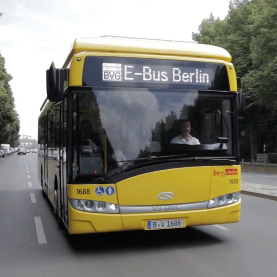 Ein gelber E Bus in Berlin