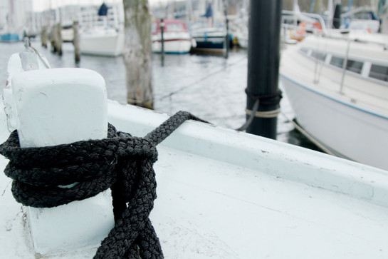 bb_buchholz_teaser_01.jpg Ein schwarzes Seil festgeknotet an einem Schiff