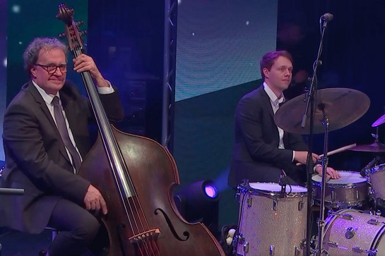 bb_nfl_filmpreisnacht-2022_teaser_05.jpg Blick auf ein Orchester