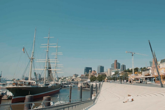 bb_hansebelt_teaser_05.jpg Blick auf einen modernen Hafen