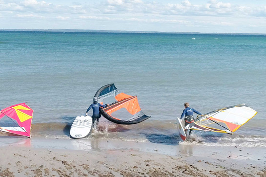 bb_talb_teaser_01.jpg Zwei Kiter laufen ins Wasser
