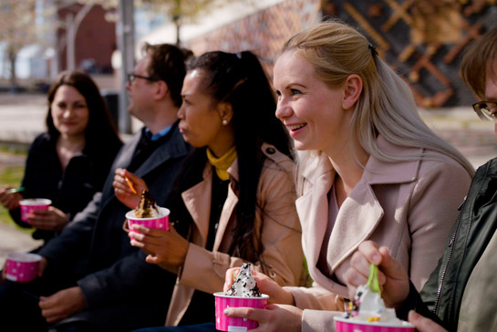 Eine Frauengruppe isst Eis