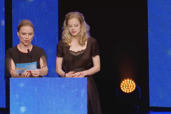 Ein junges Mädchen hält eine Dankesrede auf der Bühne der Filmtage Lübeck