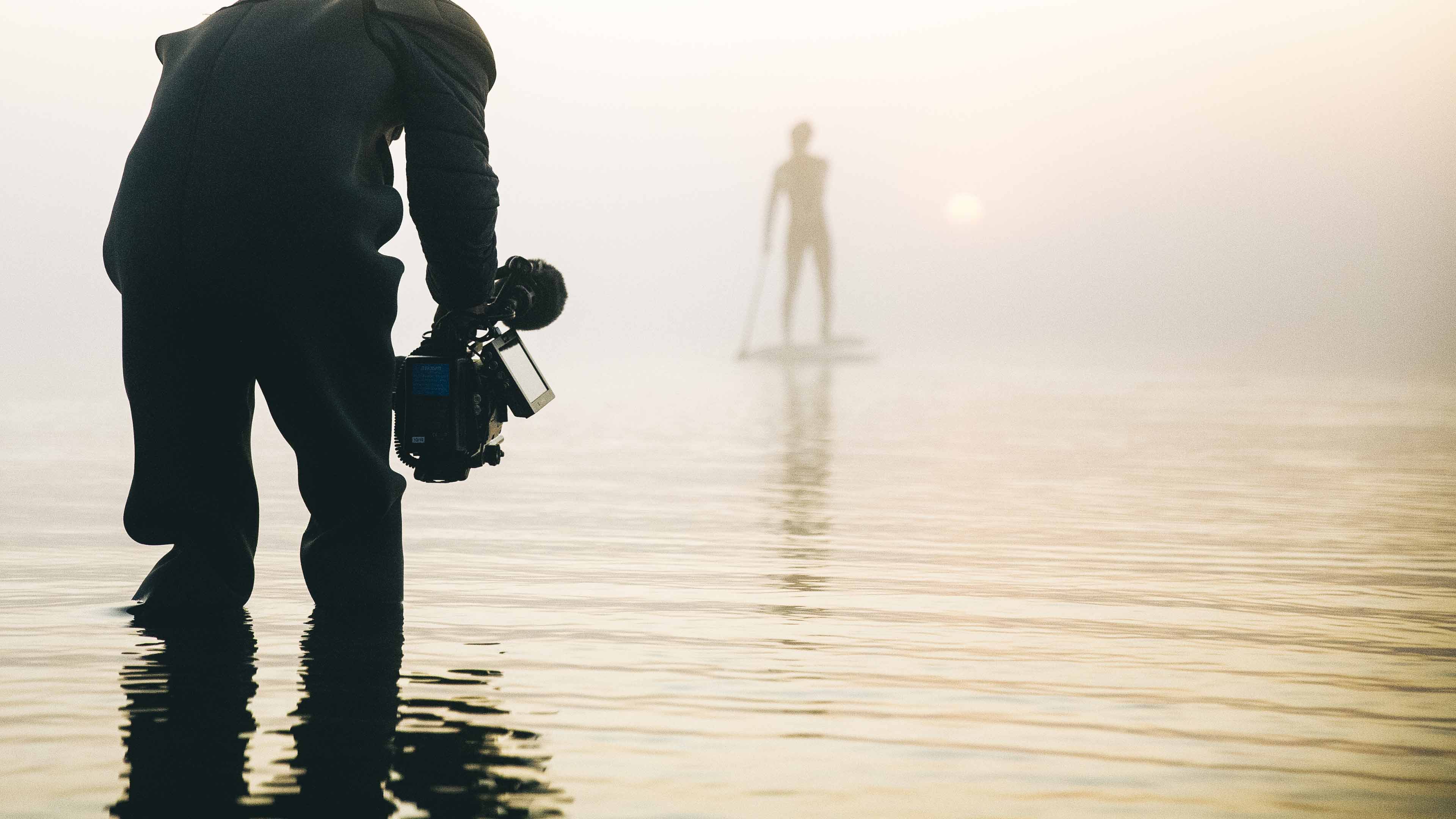 Kameramann im Wasser filmt SUPPER