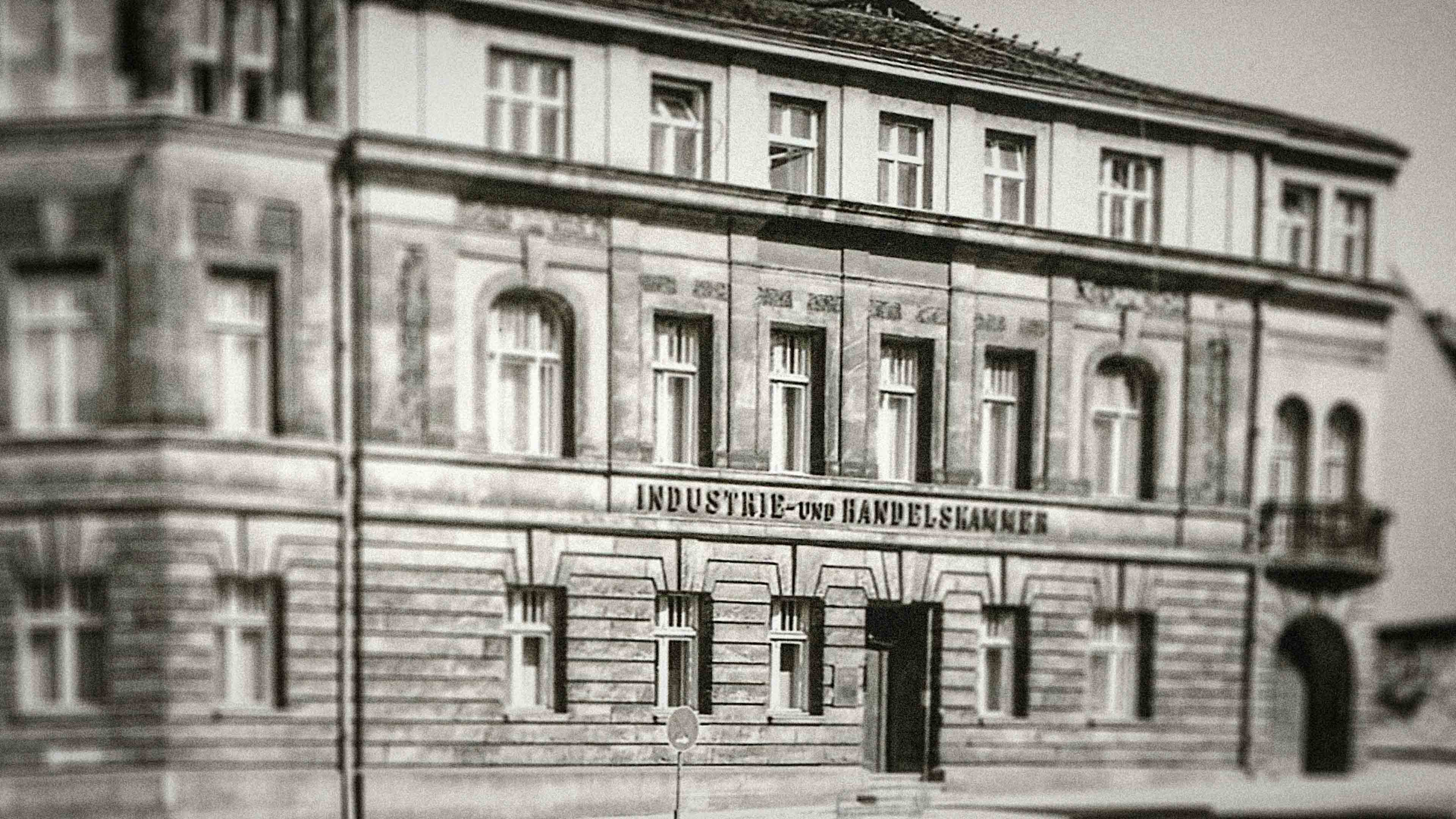 Historische schwarz-weiß Aufnahme des Gebäudes der Industrie- und Handelskammer