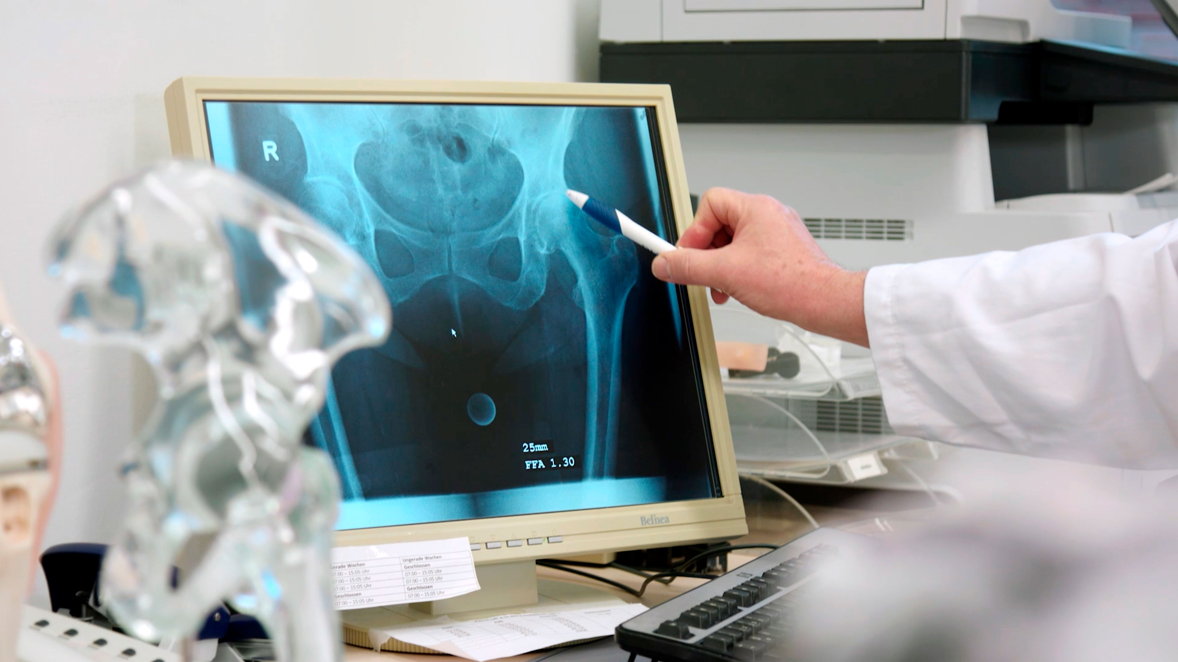 Ein Arzt zeigt auf einen Computerbildschirm