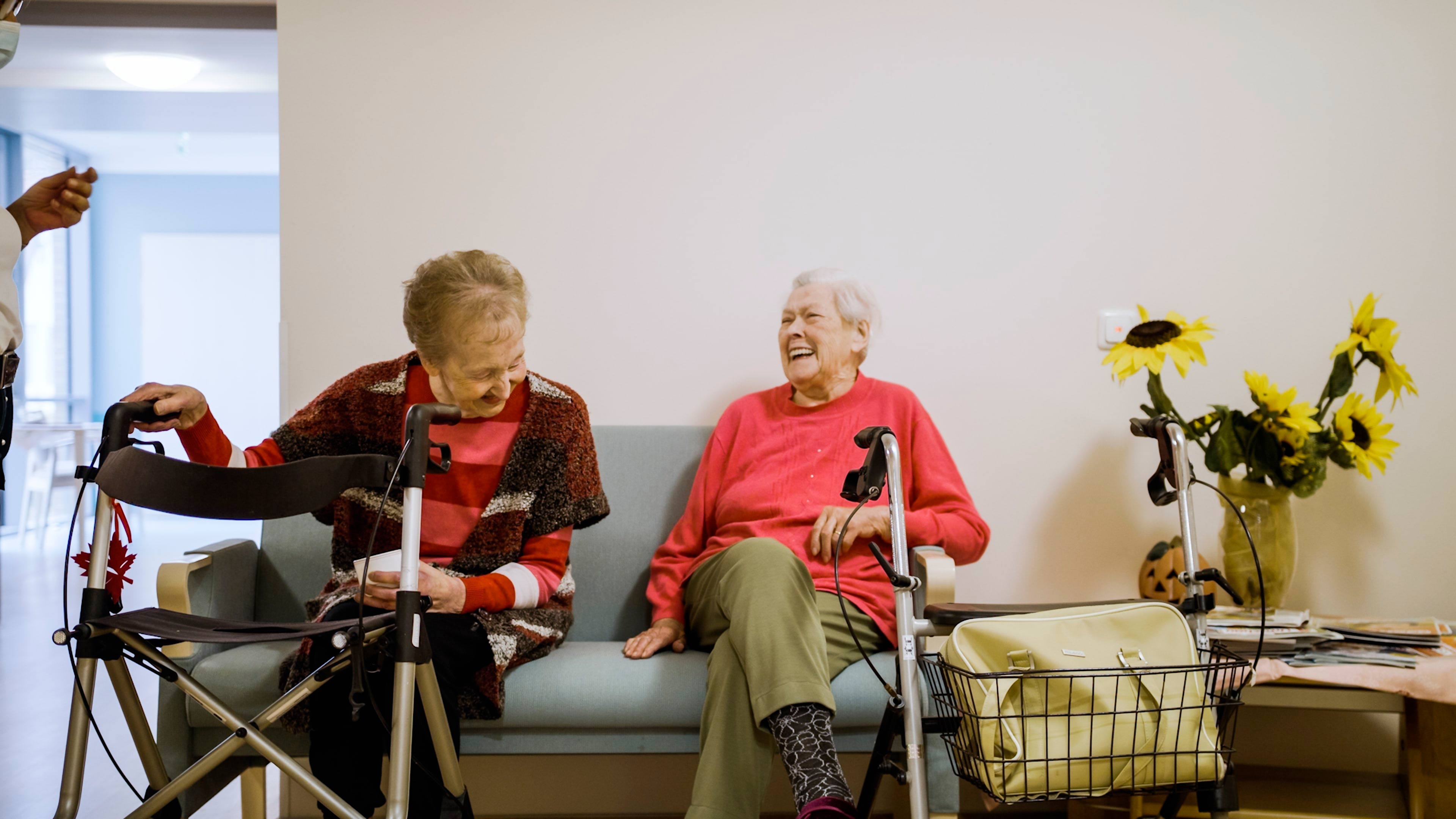 Zwei alte Frauen lachen gemeinsam
