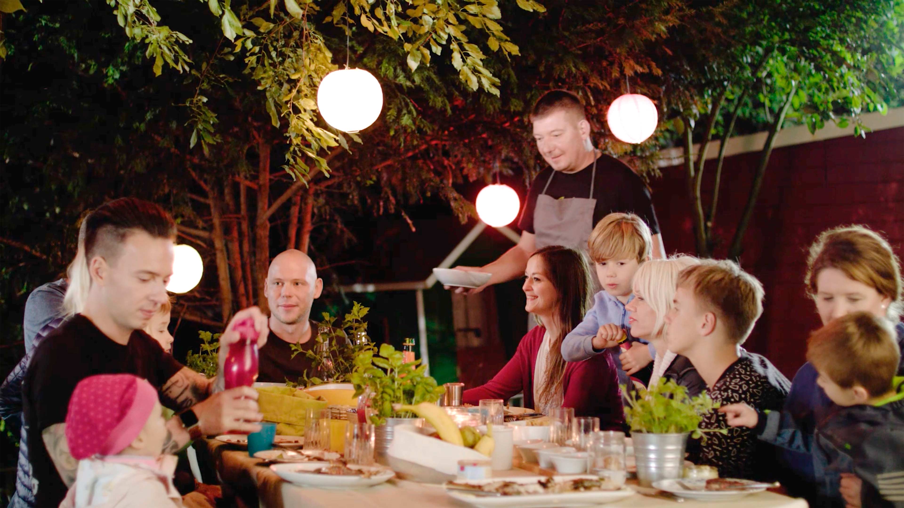 Eine Familie isst gemeinsam an einem Tisch