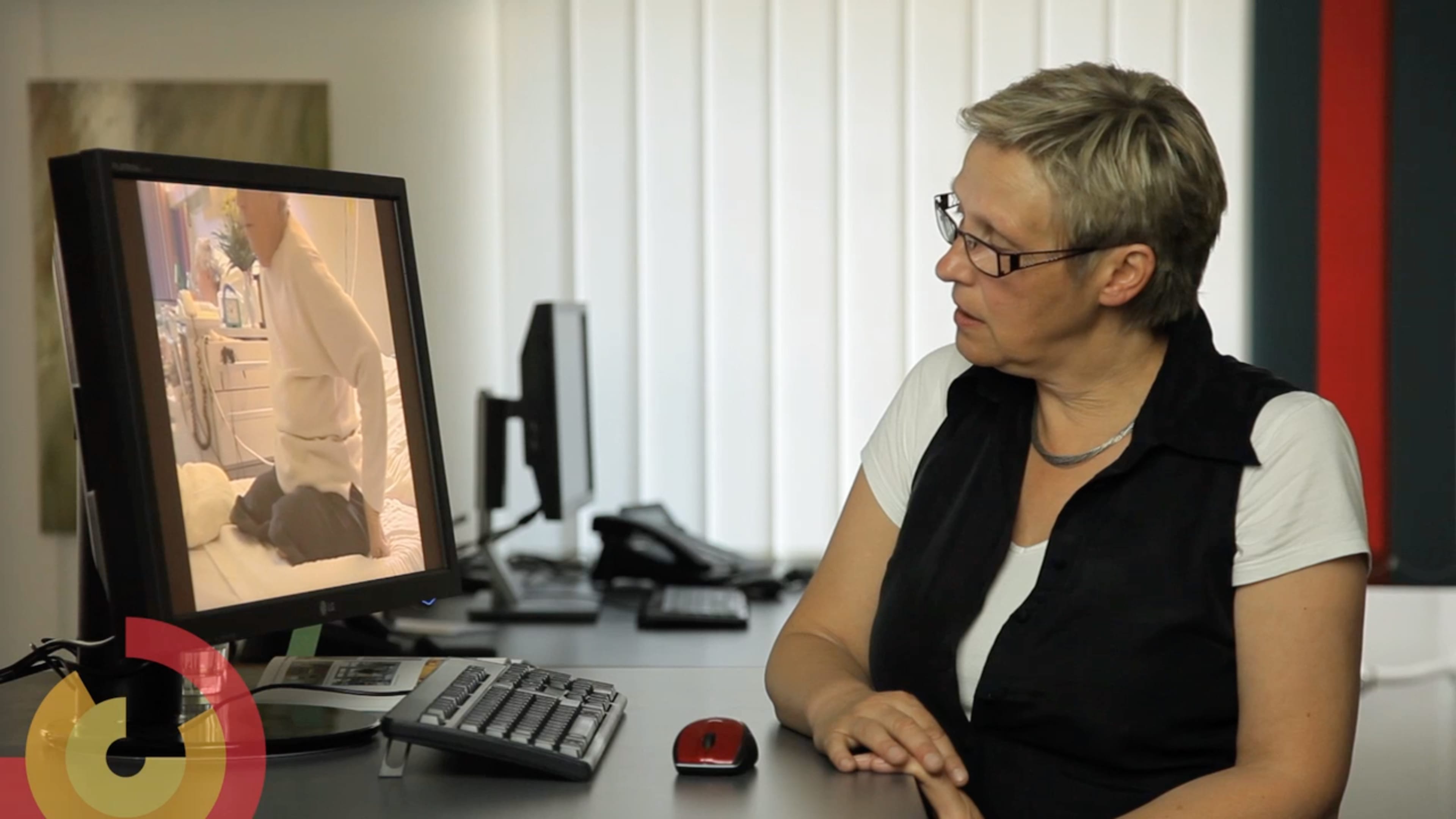 Eine Frau guckt sich ein Video an