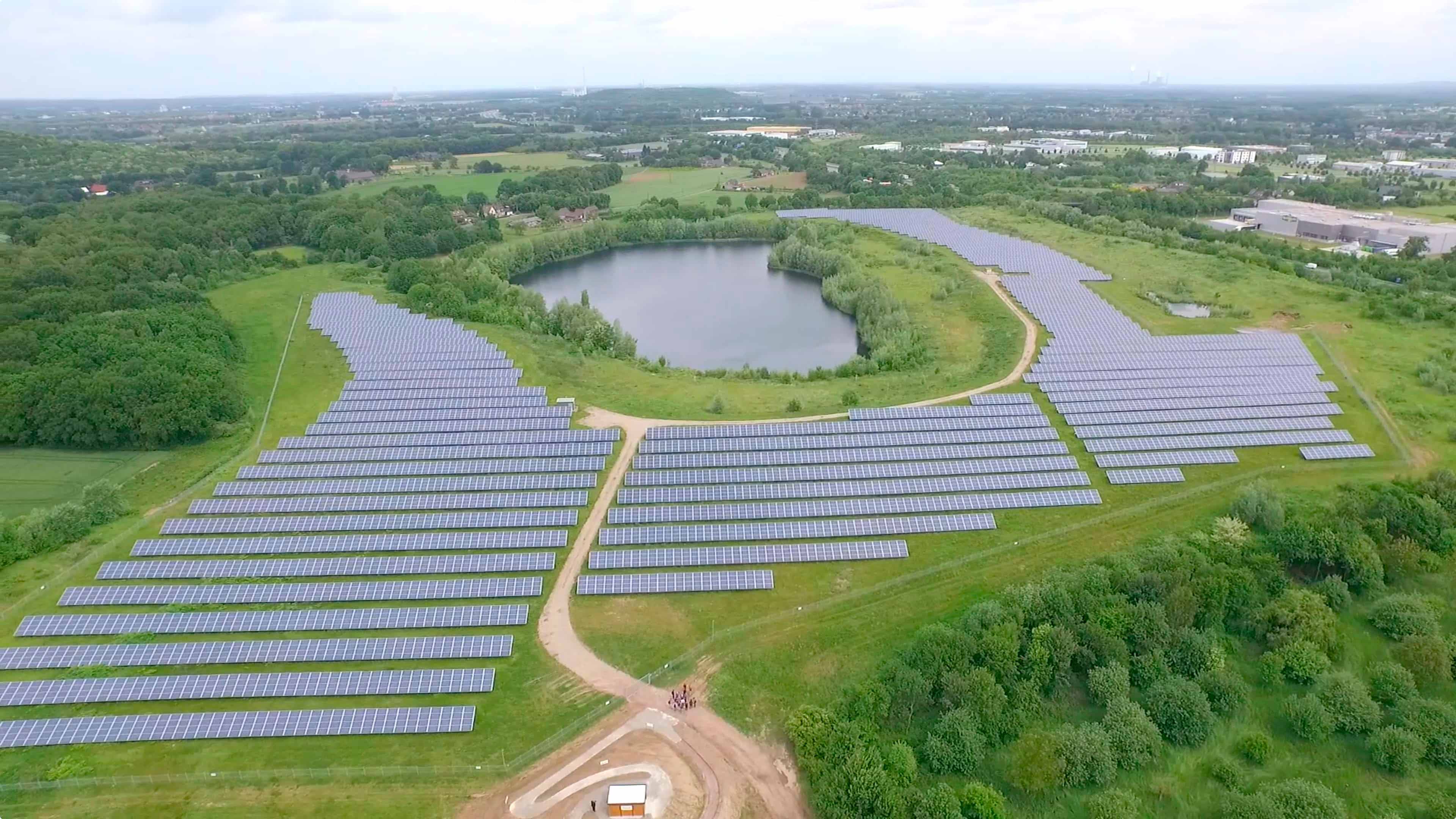 Luftbild eines Solarparkes im Grünen