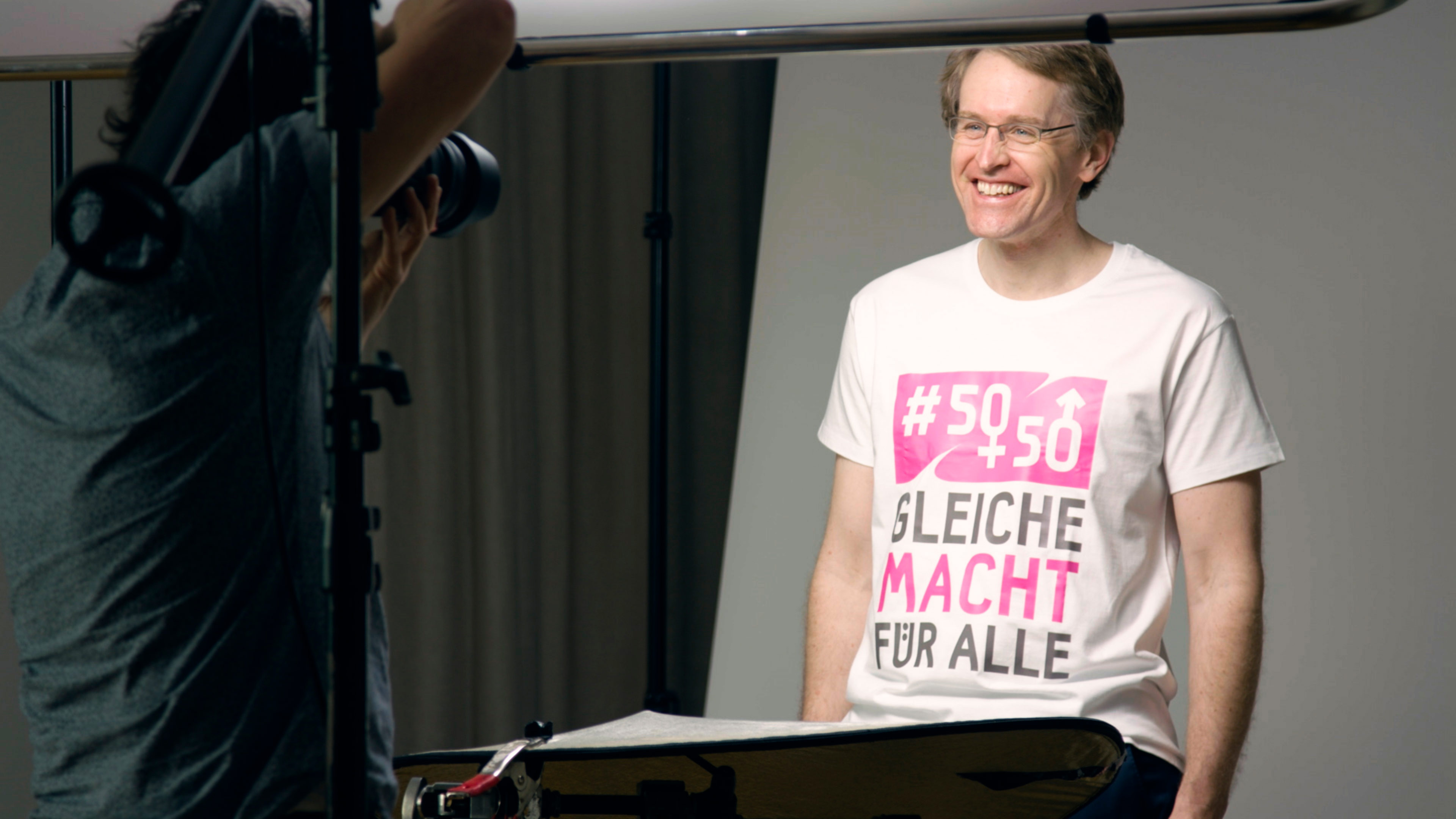 Daniel Günther im Tshirt für den Landesfrauenrat