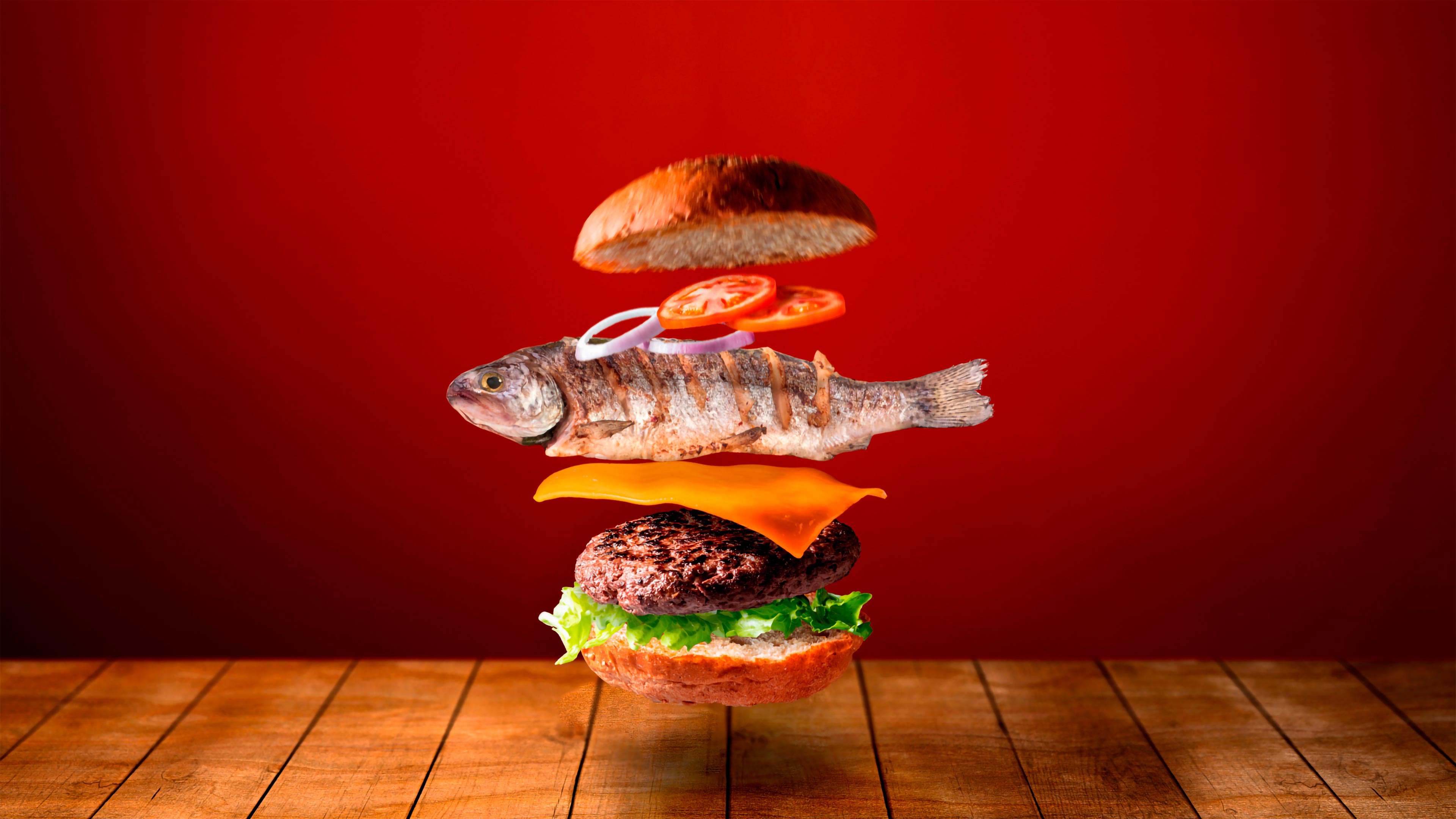 Ein Burger mit einem Fisch drauf