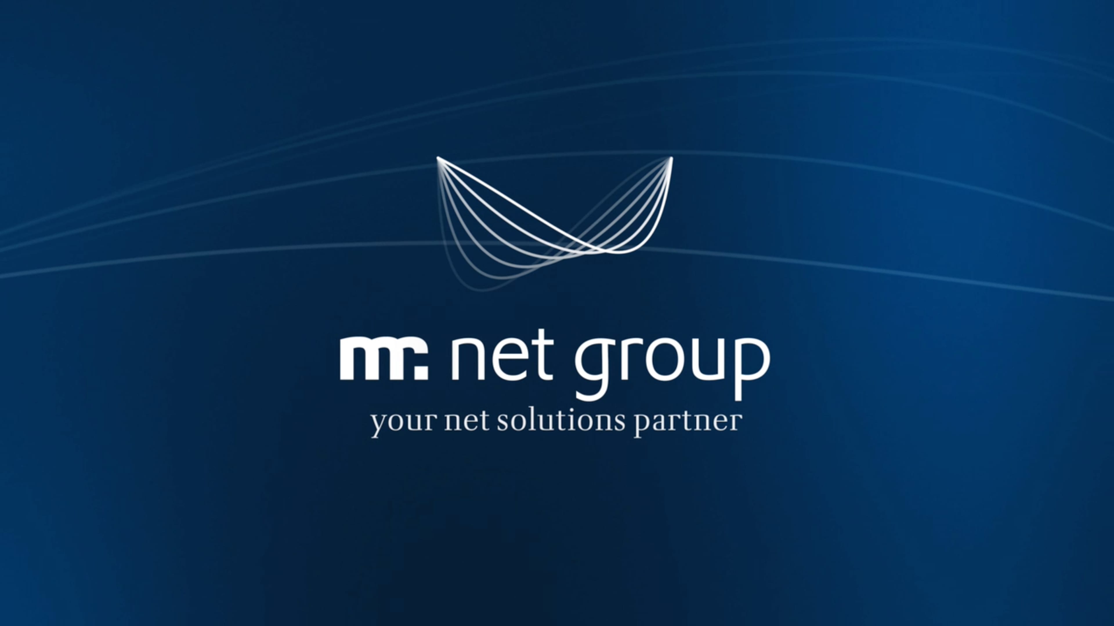 Logo von mr net group auf dunkelblauen Hintergrund
